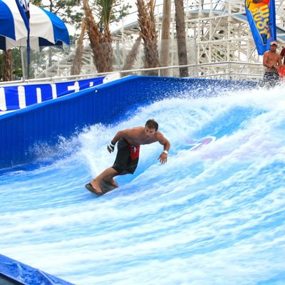 Fiberglas Flow Rider Surfsimulator für kommerzielle Spielplatzgeräte mit einer Kapazität von 160-240 Fahrern pro Stunde