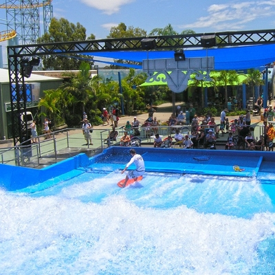 Zwei Surfer Flowrider-Wasser-Fahrneue Wasser-Anziehungskräfte für entlastet