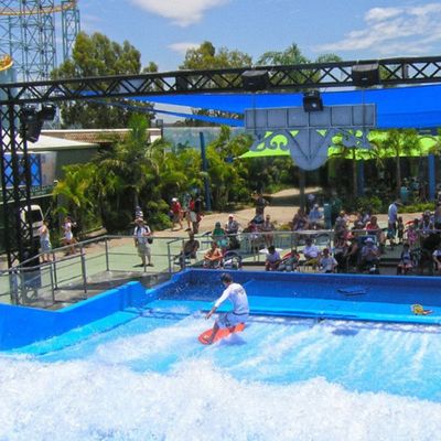 Flowrider Water Ride Surfing Simulator mit 160-240 Fahrern pro Stunde, 37KW Surfmotor und 150.000 Liter Tankvolumen