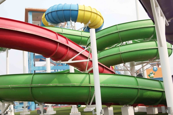 Populäres gewundenes Wasser-Park-Dia mit vertikaler Bahn, FRP-Wasser-Park schiebt für Wasser-Park