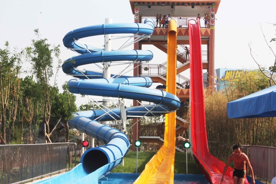 Bunte Aqua-Park-Ausrüstung, kundenspezifische Wasserrutsche mit galvanisiertem Kohlenstoffstahl-Rahmen