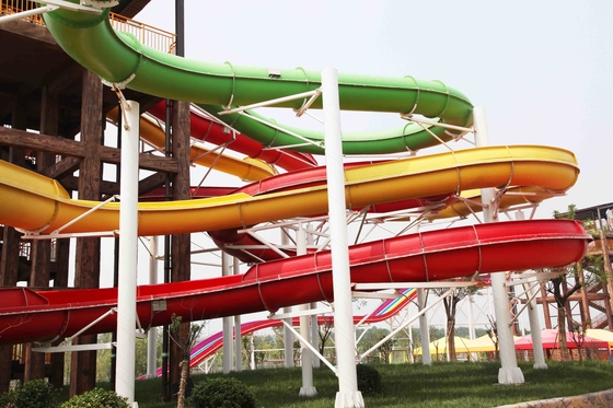 Bunte Aqua-Park-Ausrüstung, Familie, die Wasserrutsche für großen Wasser-Park flößt