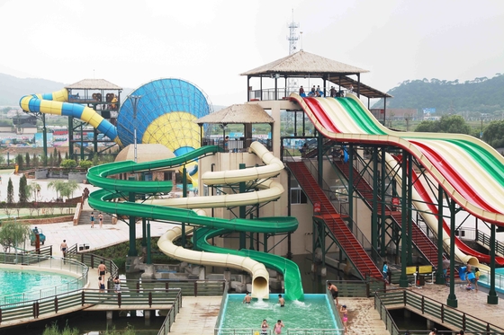Bunte Aqua-Park-Ausrüstung, Familie, die Wasserrutsche für großen Wasser-Park flößt