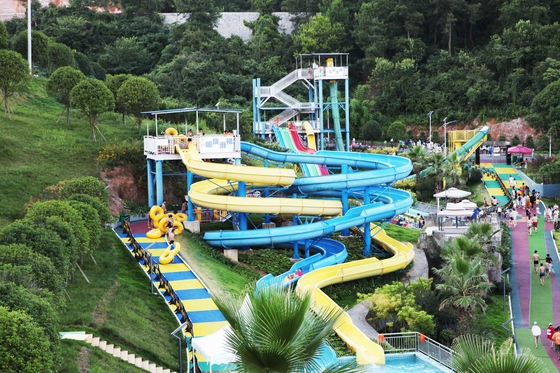 Kundengebundene gewundene Fiberglas-Wasserrutsche-Spiele für Erholungsorte oder Hotel