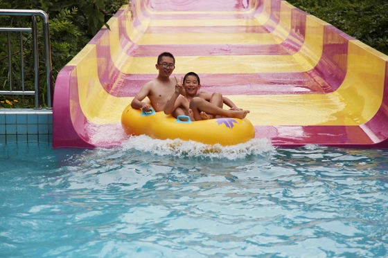 Kundengebundene Wasser-Park-Ausrüstung, die Swwiming-Pool-Fiberglas Waterslides für Erwachsene aufregt