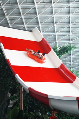 Kundenspezifische Fiberglas-Wasserrutsche mit galvanisiertem Kohlenstoffstahl