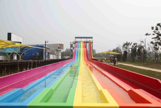 Kundenspezifische Wasserrutsche-kommerzielle Wasserrutsche des Regenbogen-FRP im Freien rot/Gelb/Grün