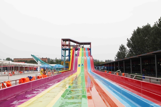 Edelstahl-Fiberglas-Wasserrutsche mit Regenbogen-Farbe für Kinder/Erwachsene im Wasser parken