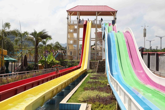 Edelstahl-Fiberglas-Wasserrutsche mit Regenbogen-Farbe für Kinder/Erwachsene im Wasser parken