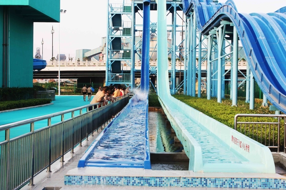 Bunte erwachsene HochgeschwindigkeitsWasserrutsche mit Wasser-Vergnügungspark-Bau für Wasser-Park