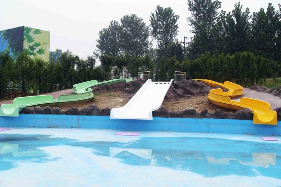 Handelsspielplatzgeräte-schiebt offener naher Art-Körper für Kinder im Wasser-Park