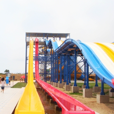 Bunte erwachsene HochgeschwindigkeitsWasserrutsche mit Wasser-Vergnügungspark-Bau für Wasser-Park
