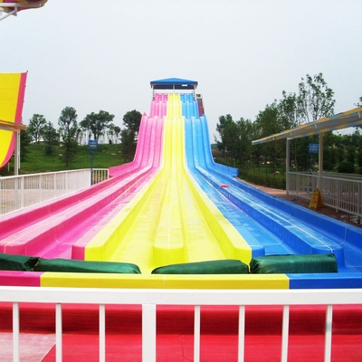 Multi Wasserrutsche-Vergnügungspark-große Fiberglas-Wasserrutsche des Weg-Regenbogen-FRP kundenspezifische