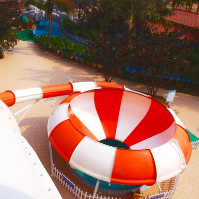 Kundengebundene Spaß-Aqua-Park-Fiberglas-Wasserrutsche-riesige Raum-Hinterhof-Wasserrutsche
