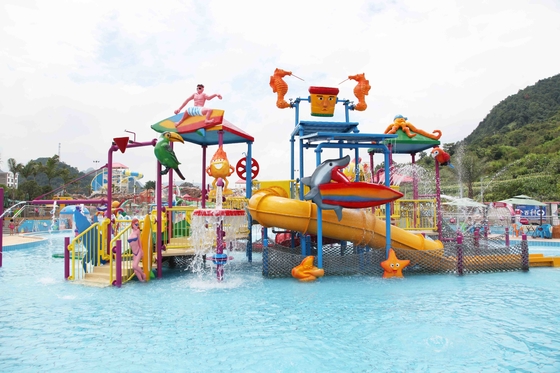 Das Wasser-Haus-Spielplatz der Fiberglas-Kinder innerhalb der Wasser-Parks mit Wasser-Pumpe