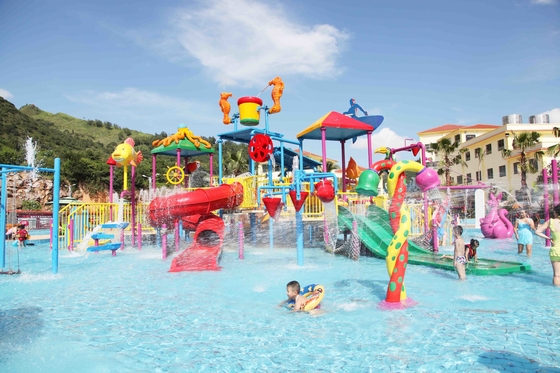 Das Wasser-Haus-Spielplatz der Fiberglas-Kinder innerhalb der Wasser-Parks mit Wasser-Pumpe