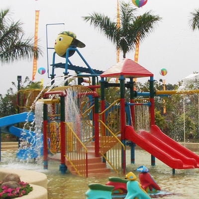 Das Wasser-Haus-Spielplatz-Strukturen der Kinder mit Wasserrutschen, Aufstiegs-Netz, Wasser-Spray