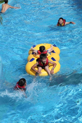 Hochdruckluftpumpe-Aqua-Park-fauler Fluss-schnell fließendes Wasser längsseits