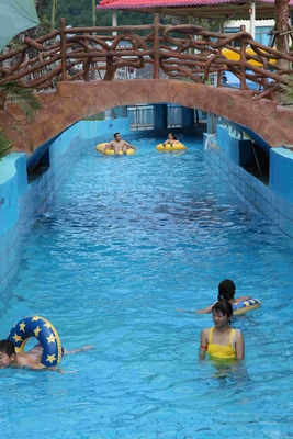 Hochdruckluftpumpe-Aqua-Park-fauler Fluss-schnell fließendes Wasser längsseits