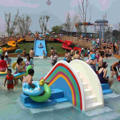 Kleines Regenbogen-Brücken-Dia, Kinderwasser-Park-Dia von kleinem Waterpark für Kinder