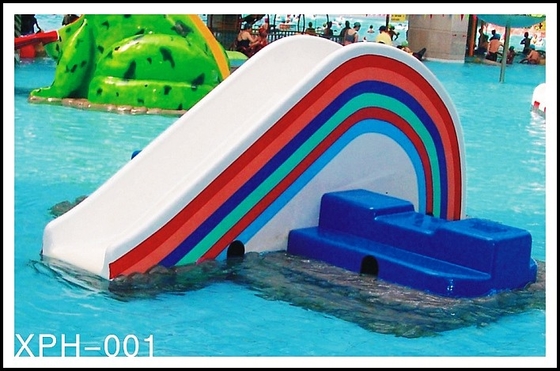 Kleines Regenbogen-Brücken-Dia, Kinderwasser-Park-Dia von kleinem Waterpark für Kinder