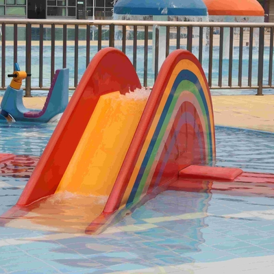 Kleines Regenbogen-Brücken-Dia, Kinderwasser-Park-Dia von kleinem Waterpark für Kinder