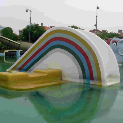 Kleines Regenbogen-Brücken-Dia, Kinderwasser-Park-Dia von kleinem Waterpark für Kinder