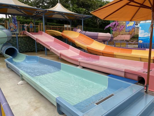 Fiberglas-Wasserrutsche für Kinder mit verzinkter Stahlkonstruktion und anpassbarer Höhe für Spaß im Freibad