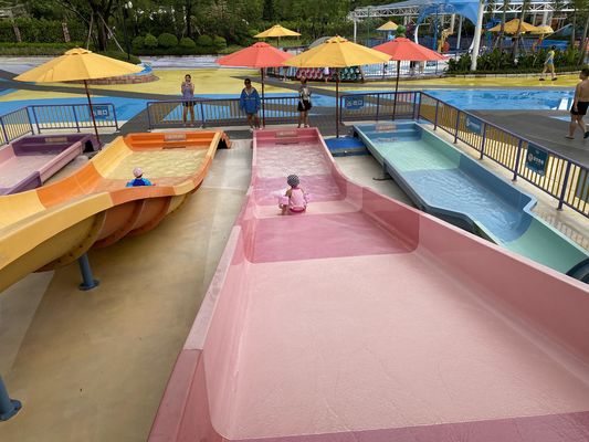 Fiberglas-Wasserrutsche für Kinder mit verzinkter Stahlkonstruktion und anpassbarer Höhe für Spaß im Freibad