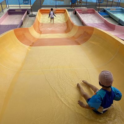 Fiberglas-Wasserrutsche für Kinder mit verzinkter Stahlkonstruktion und anpassbarer Höhe für Spaß im Freibad