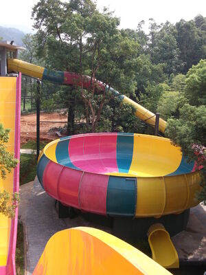Langlebige Aquapark-Ausrüstung im Super-Bowl-Rutschendesign mit Edelstahlhalterung und individuellen Farboptionen