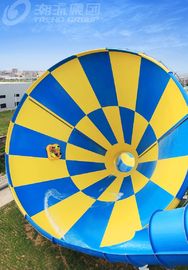 Interessante 4 Fahrtrichter-Fiberglas-Wasserrutsche-Bodenfläche 42M * 60M