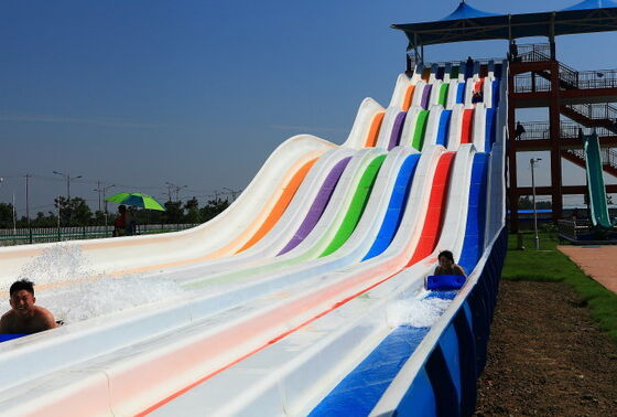 Mehrspurige Regenbogen-Wasserslide für den Wasserpark. Vierspurige Matten-Rennrutsche. Fiberglas-Regenbogen-Rutschenhersteller seit 1994.