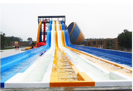 Mehrspurige Regenbogen-Wasserslide für den Wasserpark. Vierspurige Matten-Rennrutsche. Fiberglas-Regenbogen-Rutschenhersteller seit 1994.
