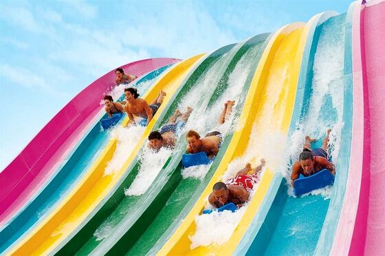 Mehrspurige Regenbogen-Wasserslide für den Wasserpark. Vierspurige Matten-Rennrutsche. Fiberglas-Regenbogen-Rutschenhersteller seit 1994.