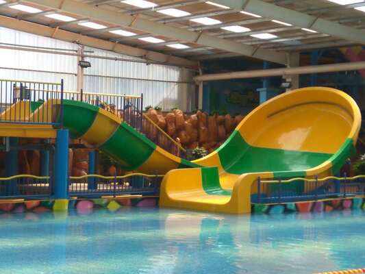 Kinder U-Turn Wasserrutsche mit kompakter Stellfläche und Doppel-Floß für Familienspaß | Feuerverzinkte Stahlkonstruktion