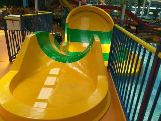 Kinder U-Turn Wasserrutsche mit kompakter Stellfläche und Doppel-Floß für Familienspaß | Feuerverzinkte Stahlkonstruktion