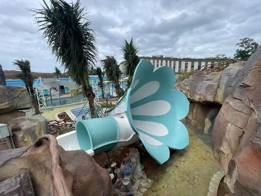 Kompakte Fußabdrücke Kleine Tornado-Wasserrutsche mit Doppelflotten und UV-beständigem Gelmantel für den Spaß der Familie