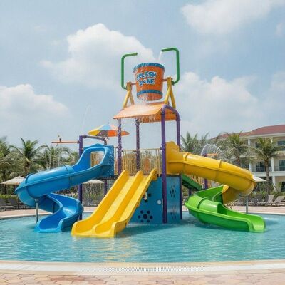 Wasserplatz für Kinder aus Glasfaser mit 3 Rutschen, Plattform und Wasserschwimmbad für Kinder