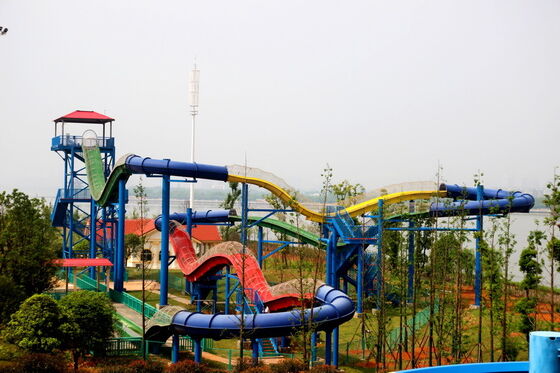Flying Dragon Fiberglass Wasserrutsche mit 13m Plattformhöhe, 360 Personen/Stunde Kapazität und Hot-Dip Galvanized Stahlstruktur