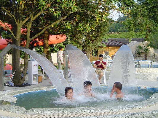 Korrosionsbeständige SPA-Hydrotherapieausrüstung mit feuerverzinkter Stahlkonstruktion und intelligentem Steuerungssystem