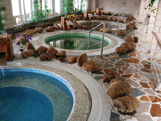 Korrosionsbeständige SPA-Hydrotherapieausrüstung mit feuerverzinkter Stahlkonstruktion und intelligentem Steuerungssystem