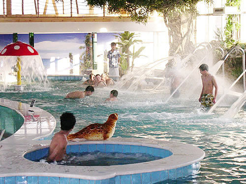 Korrosionsbeständige SPA-Hydrotherapieausrüstung mit feuerverzinkter Stahlkonstruktion und intelligentem Steuerungssystem