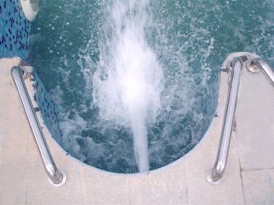 Korrosionsbeständige SPA-Hydrotherapieausrüstung mit feuerverzinkter Stahlkonstruktion und intelligentem Steuerungssystem