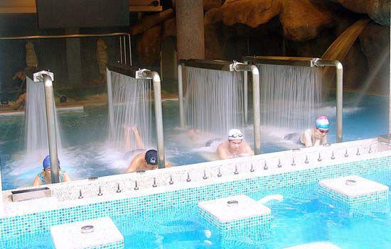 Korrosionsbeständige SPA-Hydrotherapieausrüstung mit feuerverzinkter Stahlkonstruktion und intelligentem Steuerungssystem