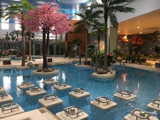 Korrosionsbeständige SPA-Hydrotherapieausrüstung mit feuerverzinkter Stahlkonstruktion und intelligentem Steuerungssystem