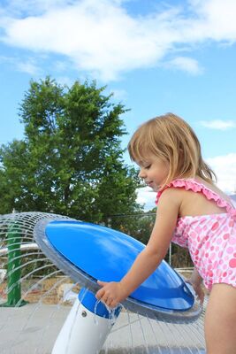Kinderspielgeräte für Wasserspaß mit feuerverzinkter Stahlkonstruktion, korrosionsbeständiger Glasfaser-Wasserrutsche und Flachwasser-Sicherheitsdesign