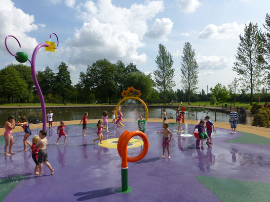 Kinderspielgeräte für Wasserspaß mit feuerverzinkter Stahlkonstruktion, korrosionsbeständiger Glasfaser-Wasserrutsche und Flachwasser-Sicherheitsdesign