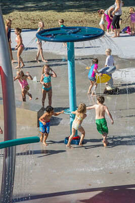 Kinderspielgeräte für Wasserspaß mit feuerverzinkter Stahlkonstruktion, korrosionsbeständiger Glasfaser-Wasserrutsche und Flachwasser-Sicherheitsdesign