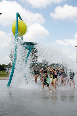 Kinderspielgeräte für Wasserspaß mit feuerverzinkter Stahlkonstruktion, korrosionsbeständiger Glasfaser-Wasserrutsche und Flachwasser-Sicherheitsdesign